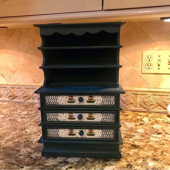 VINTAGE SMALL DECORATIVE HUTCH - Picture 6 of 13